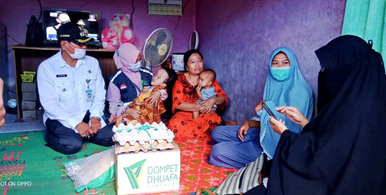 Camat Lenek, H. Supriadin, M.Pd., turut mendampingi relawan DDHK saat pemberian santunan untuk para lansia dan anak-anak dengan disabilitas di Lombok Timur, NTB.