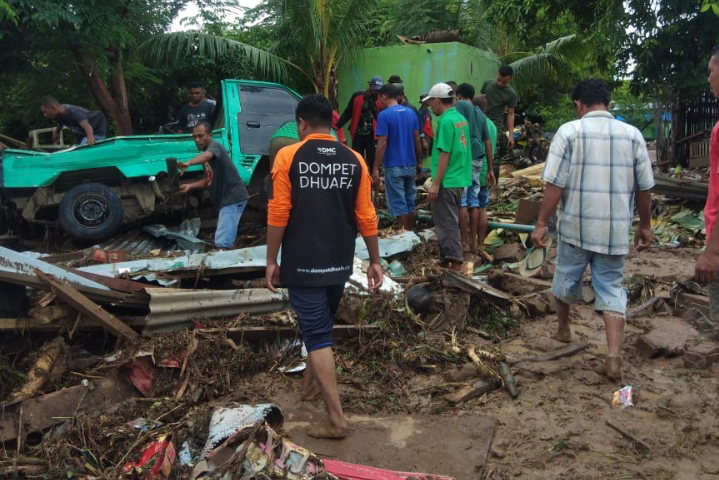 Dompet Dhuafa Envoyer des médecins, des infirmières, des sages-femmes et des pharmaciens dans la zone sinistrée de l'inondation de NTT