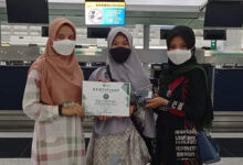 Siti Fatimah (au centre) escortée à l'aéroport de Hong Kong pour s'envoler pour l'Indonésie.