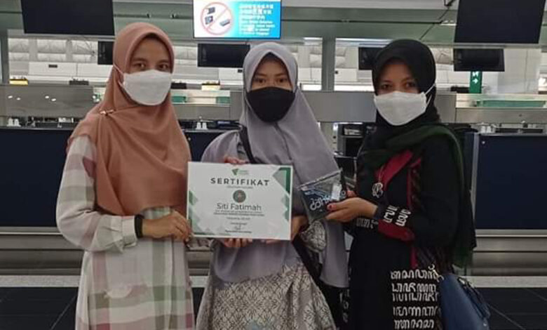 Siti Fatimah (tengah) saat diantar ke Bandara Hong Kong untuk terbang ke Indonesia.