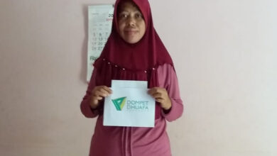 Sutanti, an accident victim in Langonsari Village, Banyumas, Central Java, received compensation from DDHK.