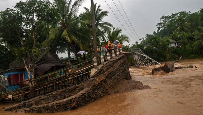 Sebuah jembatan di Sukajaya, Lebak, Banten, putus diterjang banjir bandang