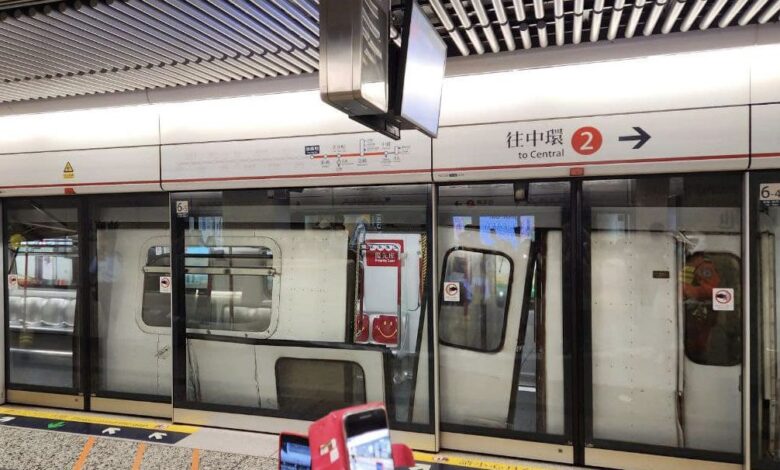 MTR di Stasiun Yau Ma Tei di Jalur Tsuen Wan