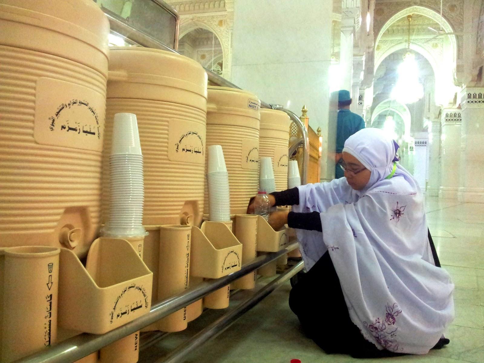 Disunnahkan meminum air zam-zam bagi jamaah haji yang sedang menjalankan rangkaian ibadah umroh.