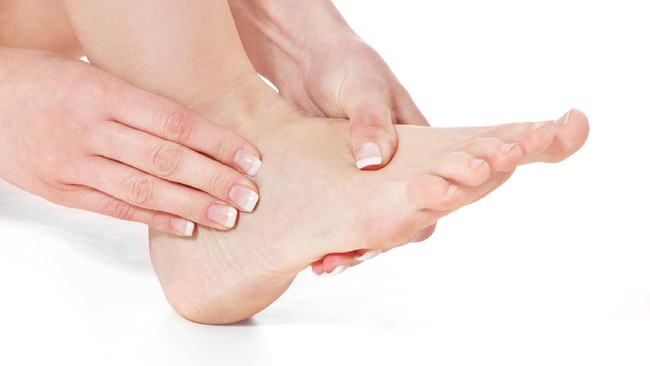 Many people often experience tingling feet and don't know how to get rid of them, just waiting for the tingling to go away by itself.