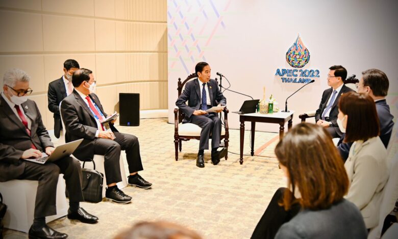 行政长官李约翰在 2022 年 APEC 会议期间与泰国总统佐科威会面。