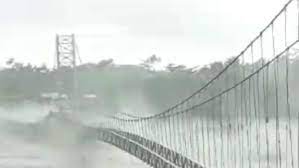 Jembatan Kali Regoyo Lumajang Putus Diterjang Lahar Dingin Gunung Semeru, Terbelah Jadi Dua
