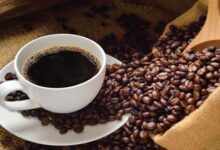 Minum secangkir kopi menjadi salah satu kebiasaan baik di pagi hari yang bisa mengingkatkan kesehatan otak.