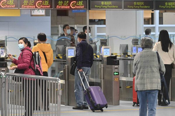 Mulai Jumat, 21 Juli 2023, PMI bisa keluar-masuk Hong Kong melewati mesin e-Channel, tidak lagi melewati konter Imigrasi .