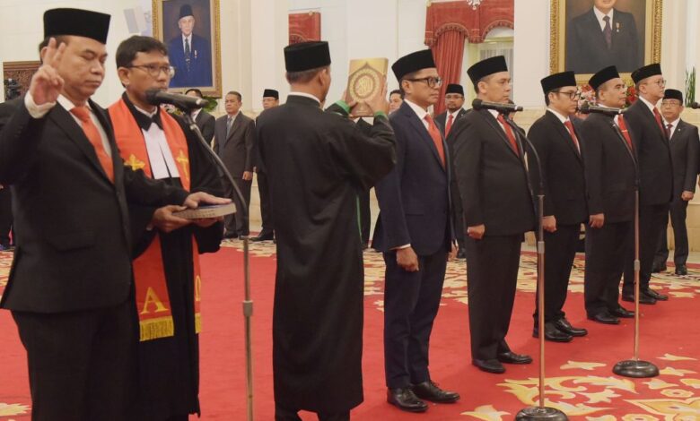 President Jokowi inaugurated 1 new minister and 5 deputy ministers at the State Palace, Jakarta.