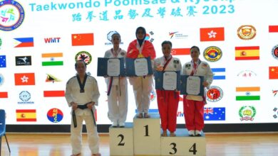Amin Khoiriyah tampil di podium, menyabet medali emas di kompetisi taekwondo di Hong Kong.