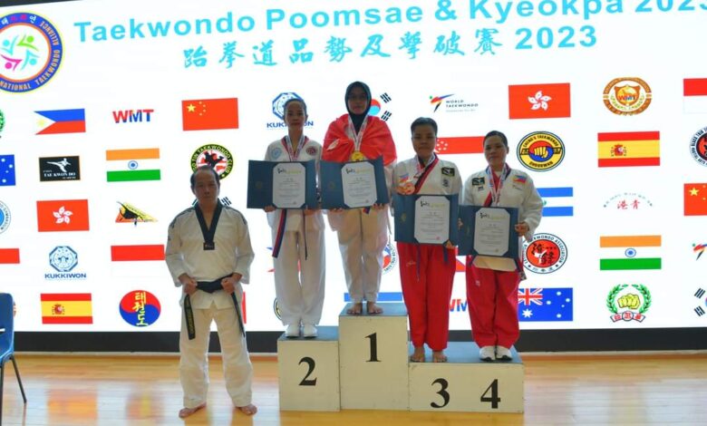 Amin Khoiriyah tampil di podium, menyabet medali emas di kompetisi taekwondo di Hong Kong.