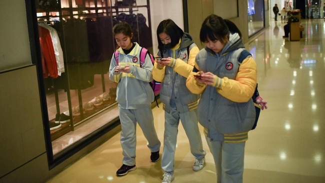 在中国，儿童和青少年将无法再自由地玩手机，因为他们将受到限制。
