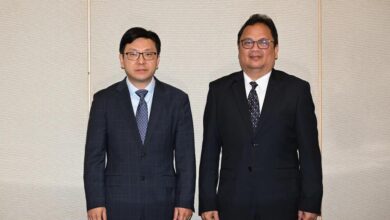 Sekretaris Tenaga Kerja dan Kesejahteraan Chris Sun (kiri) dan Pejabat Konsul Jenderal Indonesia di Hong Kong Slamet Noegroho (kanan).