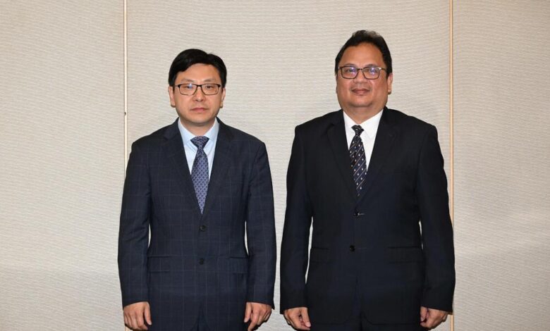 劳工及福利局局长孙宇晨（左）与印度尼西亚驻香港代总领事斯拉梅·诺格罗霍（右）。