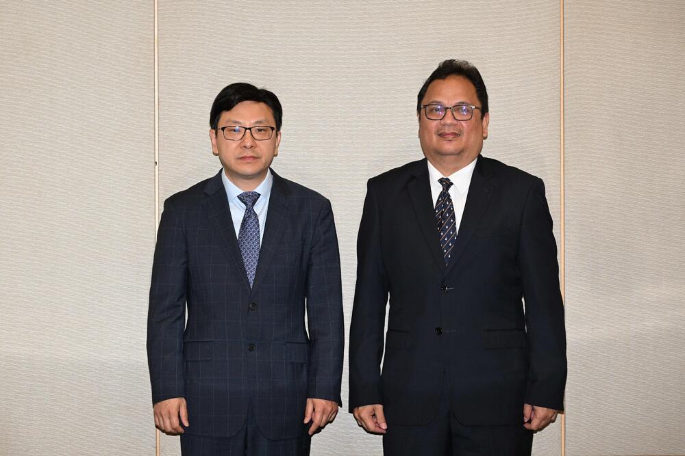 Sekretaris Tenaga Kerja dan Kesejahteraan Chris Sun (kiri) dan Pejabat Konsul Jenderal Indonesia di Hong Kong Slamet Noegroho (kanan).
