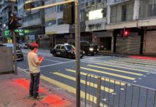 Untuk mengurangi angka kecelakaan di jalan polisi Hong Kong meningkatkan penegakan hukum lebih keras untuk pejalan kaki yang menyeberang jalan sembarangan atau berjalan di lintasan jalan mobil.