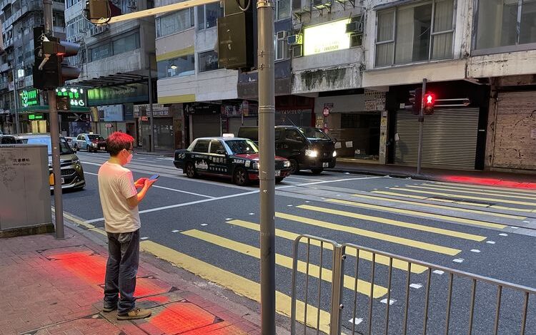 為了減少道路事故的數量，香港警方對不小心過馬路或在車道上行走的行人加強了執法力度。