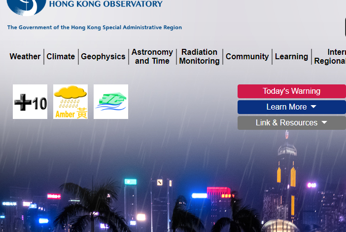 Angin kencang badai Saola terus mengganas saat melintasi Hong Kong.