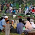 Masyarakat Muslim Indonesia memiliki tradisi berziarah kubur menjelang Ramadhan.