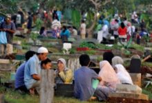 Indonesian Muslim communities have a tradition of visiting graves before Ramadan.