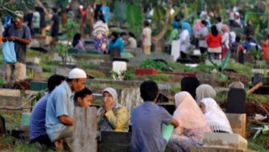 Indonesian Muslim communities have a tradition of visiting graves before Ramadan.