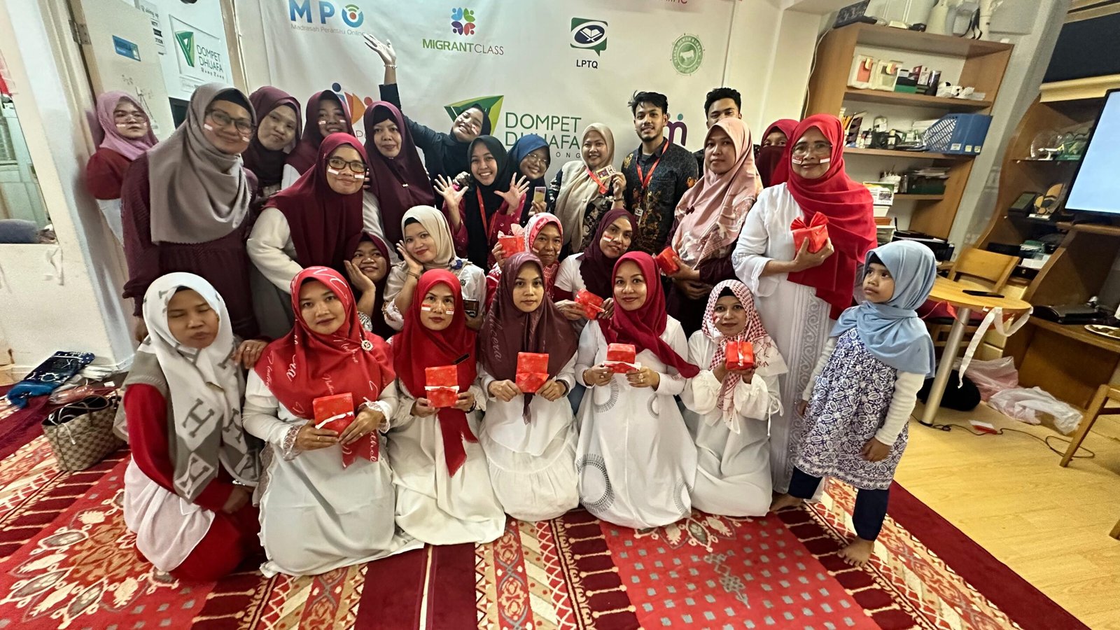 Mahasiswa UMP Rayakan HUT RI Bareng Volunteer Dompet Dhuafa di Hong Kong.