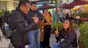 Brother Yusuf membimbing seorang muallaf asal Filipina bersyahadat di Macau