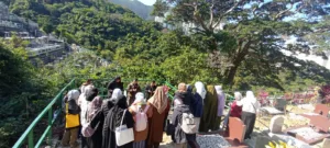 Di komplek masjid Chai Wan, rombongan menyempatkan diri untuk ziarah ke pemakaman Muslim