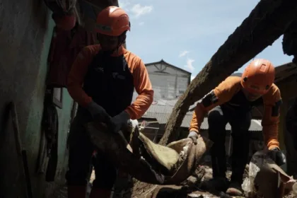 DMC Dompet Dhuafa Aksi Bersih-Bersih Lumpur hingga Bagikan Makanan Berbuka dan Sahur untuk Warga Terdampak Banjir Jabodetabek