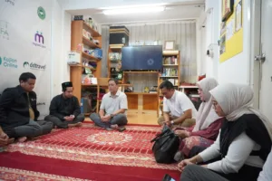 Pimpinan Telin Hong Kong dan managemen DDHK berbuka puasa bareng dan melakukan serah terima donasi pengguna kartu As2in1