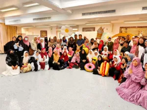 Para peserta Eid Party IUHK berpose bersama usai acara