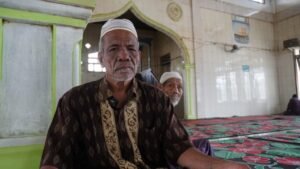 Muchtar, sesepuh Desa Sekumur, terharu setelah melaksanakan shalat Jumat