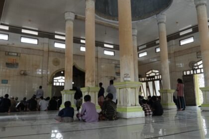 Relawan DD Bantu Bersihkan Masjid, Warga Sekumur di Aceh Tamiang Bisa Sholat Jumat