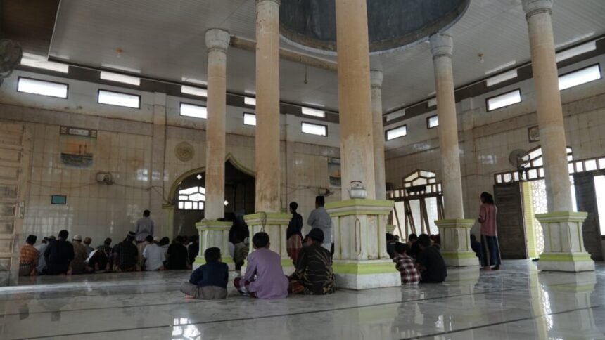 Relawan DD Bantu Bersihkan Masjid, Warga Sekumur di Aceh Tamiang Bisa Sholat Jumat