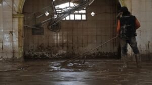 Relawan DMC Dompet Dhuafa membersihkan lumpur di Masjid Desa Sekumur, Aceh Tamiang