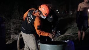 Selain ke pos-pos dapur umum, air bersih juga disalurkan lewat-lewat tandon-tandon penampungan untuk warga