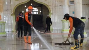 Usai dibersihkan oleh tim relawan DMC DD, warga Sekumur di Aceh Tamiang bisa sholat Jumat di masjid lagi