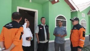 Ketua Pengurus Yayasan Dompet Dhuafa Republika, Ahmad Juwaini, meninjau lokasi pembangunan Rumtara di Pidie Jaya, Aceh