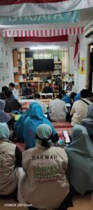 Para santri Thursina IIBS Malang mengikuti kegiatan dzikir pagi bareng dan tausiyah agama di kantor DDHK.