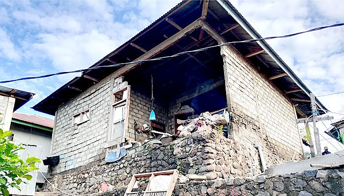 Ratusan Rumah di 5 Desa Pulau Adonara Flores Timur Rusak Imbas Gempa, Ribuan Orang Mengungsi