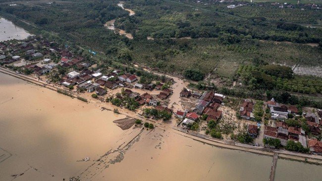 Tanggul Sungai Tuntang Jebol, 2.893 Warga Demak Mengungsi, 671 Hektare Sawah Kebanjiran