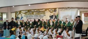 Ustadz Fajar Shofari Nugroho bersama para pengasuh dan santri ITN Hong Kong dan SQC