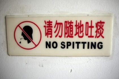 Hati-Hati, Meludah Sembarangan di Hong Kong Bisa Kena Denda