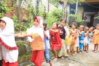 Cegah Penelantaran Anak, Jawa Barat Batasi Keberangkatan PMI Perempuan yang Punya Balita. [Foto BBC New Indonesia]