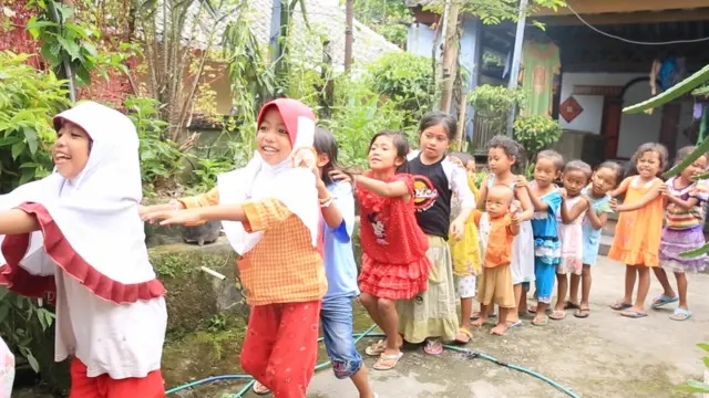 Cegah Penelantaran Anak, Jawa Barat Batasi Keberangkatan PMI Perempuan yang Punya Balita. [Foto BBC New Indonesia]