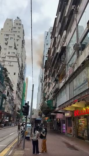 Kebakaran di Causeway Bay: 53 Orang Dievakuasi, Lalu Lintas Ditutup dan Layanan Trem Dihentikan