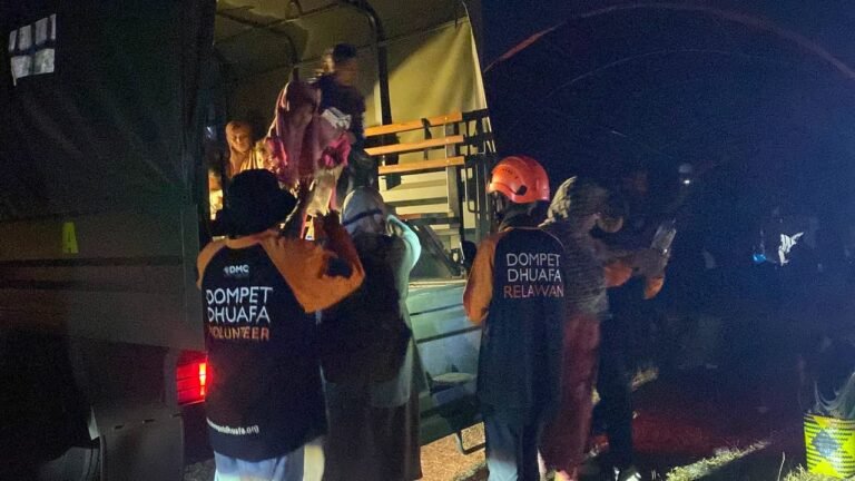 Relawan Dompet Dhuafa Tempuh Jalur Darat, Laut, dan Udara untuk Respons Cepat Gempa NTT