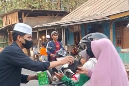 DD Volunteer Sigap Bagikan Masker Antisipasi Dampak Abu Vulkanik Erupsi Anak Krakatau