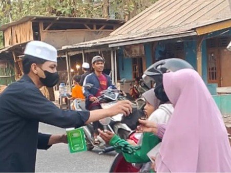 DD Volunteer Sigap Bagikan Masker Antisipasi Dampak Abu Vulkanik Erupsi Anak Krakatau